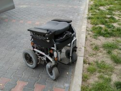 Zdjęcie przedstawia odzyskany po kradzieży elektryczny wózek inwalidzki
