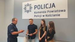 Na zdjęciu widoczny I Zastępca Komendanta Powiatowego Policji w Kościanie wręczający podziękowania i upominki młodzieży.