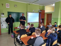 Na zdjęciu policjanci z KPP w Kościanie oraz Posterunku Policji w Śmiglu wraz z uczniami