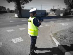 Na zdjęciu widać policjantkę ruchu drogowego z laserowym miernikiem prędkości.